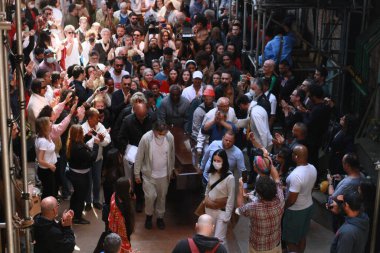 Sao Paulo, Brezilya - 07 / 07 / 2023 - VELORIO / ZE CELSO / SP - Hayranları ve arkadaşları, bu Cuma sabahı Sao Paulo şehir merkezinde onun tarafından kurulan Teatro Oficina 'da oyun yazarı, aktör ve yönetmen Jose Celso Martinez Correa' nın uyanışına katıldılar.