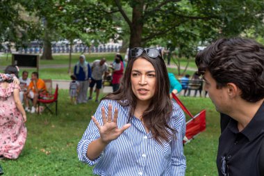 Alexandria Ocasio-Cortez, Astoria Park 'taki Kurban Bayramı etkinliğine katılıyor. 8 Temmuz 2023, New York, ABD: ABD Temsilcisi Alexandria Ocasio-Cortez (L) 8 Temmuz 2023 tarihinde New York 'un Queens ilçesinde Astoria Park' ta düzenlenen Kurban Bayramı etkinliğine katıldı.