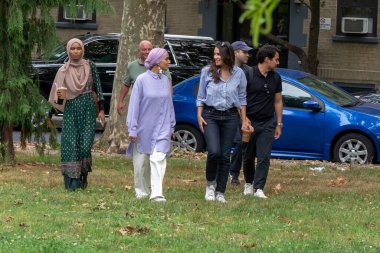 Alexandria Ocasio-Cortez, Astoria Park 'taki Kurban Bayramı etkinliğine katılıyor. 8 Temmuz 2023, New York, ABD: ABD Temsilcisi Alexandria Ocasio-Cortez (L) 8 Temmuz 2023 tarihinde New York 'un Queens ilçesinde Astoria Park' ta düzenlenen Kurban Bayramı etkinliğine katıldı.