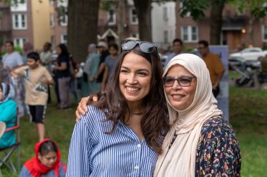Alexandria Ocasio-Cortez, Astoria Park 'taki Kurban Bayramı etkinliğine katılıyor. 8 Temmuz 2023, New York, ABD: ABD Temsilcisi Alexandria Ocasio-Cortez (L) 8 Temmuz 2023 tarihinde New York 'un Queens ilçesinde Astoria Park' ta düzenlenen Kurban Bayramı etkinliğine katıldı.
