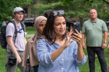 Alexandria Ocasio-Cortez, Astoria Park 'taki Kurban Bayramı etkinliğine katılıyor. 8 Temmuz 2023, New York, ABD: ABD Temsilcisi Alexandria Ocasio-Cortez (L) 8 Temmuz 2023 tarihinde New York 'un Queens ilçesinde Astoria Park' ta düzenlenen Kurban Bayramı etkinliğine katıldı.