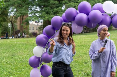 Alexandria Ocasio-Cortez, Astoria Park 'taki Kurban Bayramı etkinliğine katılıyor. 8 Temmuz 2023, New York, ABD: ABD Temsilcisi Alexandria Ocasio-Cortez (L) 8 Temmuz 2023 tarihinde New York 'un Queens ilçesinde Astoria Park' ta düzenlenen Kurban Bayramı etkinliğine katıldı.