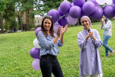 Alexandria Ocasio-Cortez, Astoria Park 'taki Kurban Bayramı etkinliğine katılıyor. 8 Temmuz 2023, New York, ABD: ABD Temsilcisi Alexandria Ocasio-Cortez (L) 8 Temmuz 2023 tarihinde New York 'un Queens ilçesinde Astoria Park' ta düzenlenen Kurban Bayramı etkinliğine katıldı.