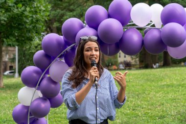 Alexandria Ocasio-Cortez, Astoria Park 'taki Kurban Bayramı etkinliğine katılıyor. 8 Temmuz 2023, New York, ABD: ABD Temsilcisi Alexandria Ocasio-Cortez (L) 8 Temmuz 2023 tarihinde New York 'un Queens ilçesinde Astoria Park' ta düzenlenen Kurban Bayramı etkinliğine katıldı.