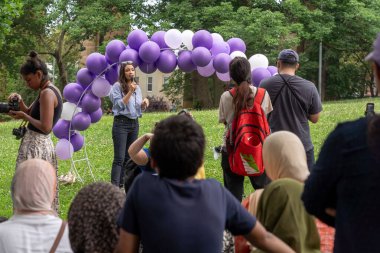Alexandria Ocasio-Cortez, Astoria Park 'taki Kurban Bayramı etkinliğine katılıyor. 8 Temmuz 2023, New York, ABD: ABD Temsilcisi Alexandria Ocasio-Cortez (L) 8 Temmuz 2023 tarihinde New York 'un Queens ilçesinde Astoria Park' ta düzenlenen Kurban Bayramı etkinliğine katıldı.