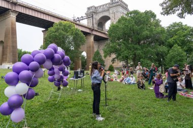 Alexandria Ocasio-Cortez, Astoria Park 'taki Kurban Bayramı etkinliğine katılıyor. 8 Temmuz 2023, New York, ABD: ABD Temsilcisi Alexandria Ocasio-Cortez (L) 8 Temmuz 2023 tarihinde New York 'un Queens ilçesinde Astoria Park' ta düzenlenen Kurban Bayramı etkinliğine katıldı.