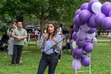 Alexandria Ocasio-Cortez, Astoria Park 'taki Kurban Bayramı etkinliğine katılıyor. 8 Temmuz 2023, New York, ABD: ABD Temsilcisi Alexandria Ocasio-Cortez (L) 8 Temmuz 2023 tarihinde New York 'un Queens ilçesinde Astoria Park' ta düzenlenen Kurban Bayramı etkinliğine katıldı.