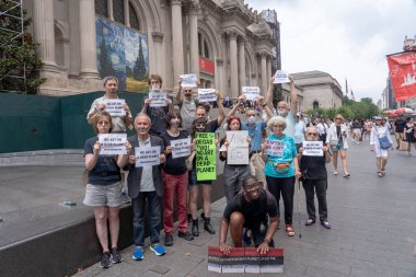(İklim aktivistleri New York # 39 'da Metropolitan Sanat Müzesi' nde protesto düzenledi. 08 Temmuz 2023, New York, ABD: NY İsyan ve Direniş üyeleri ağızlarında bant şeritleriyle ayaklandılar
