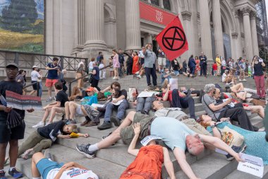 (İklim aktivistleri New York # 39 'da Metropolitan Sanat Müzesi' nde protesto düzenledi. 08 Temmuz 2023, New York, New York, ABD: Soyu tükenen ayaklanma üyeleri NYC ve Yükselen ve Direniş, dayanışma protestosu sırasında tekrar suçlamaları düşürme çağrısında bulundu