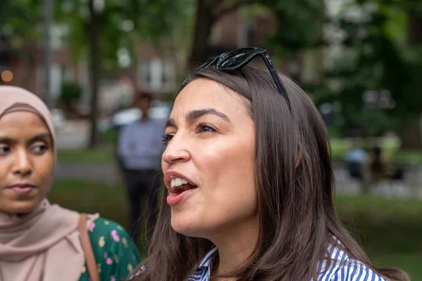 Alexandria Ocasio-Cortez, Astoria Park 'taki Kurban Bayramı etkinliğine katılıyor. 8 Temmuz 2023, New York, ABD: ABD Temsilcisi Alexandria Ocasio-Cortez (L) 8 Temmuz 2023 tarihinde New York 'un Queens ilçesinde Astoria Park' ta düzenlenen Kurban Bayramı etkinliğine katıldı.