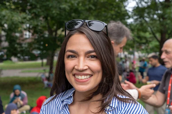 Alexandria Ocasio-Cortez, Astoria Park 'taki Kurban Bayramı etkinliğine katılıyor. 8 Temmuz 2023, New York, ABD: ABD Temsilcisi Alexandria Ocasio-Cortez (L) 8 Temmuz 2023 tarihinde New York 'un Queens ilçesinde Astoria Park' ta düzenlenen Kurban Bayramı etkinliğine katıldı.