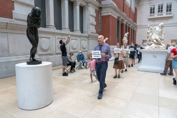 Nowość Aktywiści Klimatu Organizują Protest Metropolitan Museum Art Nowym Jorku — Zdjęcie stockowe