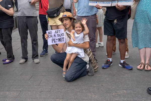 New Klimaaktivister Hold Protest New York Metropolitan Museum Art Juli - Stock-foto