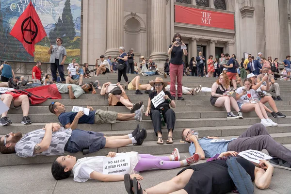 New 気候活動家は ニューヨークで抗議を開催 Sメトロポリタン美術館 2023年7月8日 ニューヨーク ニューヨーク 絶滅反乱のメンバーニューヨークと立ち上がりと抵抗は 再び電荷をドロップするために呼び出す連帯抗議の間に死の段階にあります — ストック写真