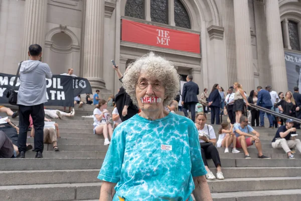 New 気候活動家は ニューヨークで抗議を開催 Sメトロポリタン美術館 2023年7月8日 ニューヨーク アメリカ 消滅反乱のメンバーニューヨークと立ち上がりと彼女の口の上にテープのストリップで抵抗 — ストック写真