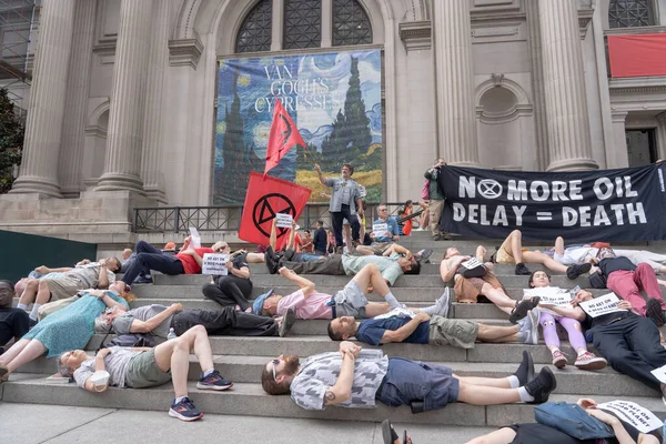 (İklim aktivistleri New York # 39 'da Metropolitan Sanat Müzesi' nde protesto düzenledi. 08 Temmuz 2023, New York, New York, ABD: Soyu tükenen ayaklanma üyeleri NYC ve Yükselen ve Direniş, dayanışma protestosu sırasında tekrar suçlamaları düşürme çağrısında bulundu