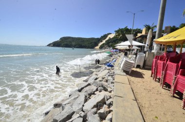 Natal (RN), Brezilya - 07 / 10 / 2023 - EROSION / MORRO DO CARECA / PRAIA / RN - Belediye Binası ve IDEMA, Ponta Negra Beach, Natal, RN 'deki Morro do Careca' da şişmanlatma ve erozyon sorununu çözmek için bir araya geldi. Fotoğraflar 10 Temmuz 2023 Pazartesi sabahı.