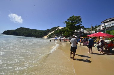 Natal (RN), Brezilya - 07 / 10 / 2023 - EROSION / MORRO DO CARECA / PRAIA / RN - Belediye Binası ve IDEMA, Ponta Negra Beach, Natal, RN 'deki Morro do Careca' da şişmanlatma ve erozyon sorununu çözmek için bir araya geldi. Fotoğraflar 10 Temmuz 2023 Pazartesi sabahı.