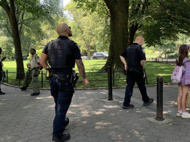 New York, ABD - 12 Temmuz 2023: Central Park Hayvanat Bahçesi 'nde ambulansın içinde bir kadın sağlık görevlileri tarafından tedavi edildi ve hastaneye gitmeye gerek yoktu. Sonrasında daha iyi hissetti. Bir park çalışanına göre, kadın kendini iyi hissetmediğinden yakınıyormuş.