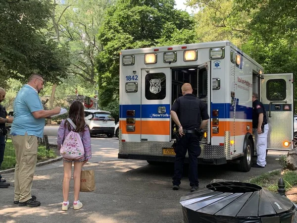 New York Usa July 2023 Woman Treated Paramedics Right Ambulance — Stock Photo, Image
