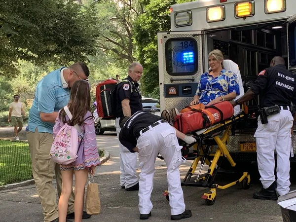 New York Juli 2023 Een Vrouw Werd Behandeld Door Ambulancepersoneel — Stockfoto