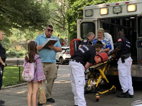 New York Usa July 2023 Woman Treated Paramedics Right Ambulance — Stock Photo, Image