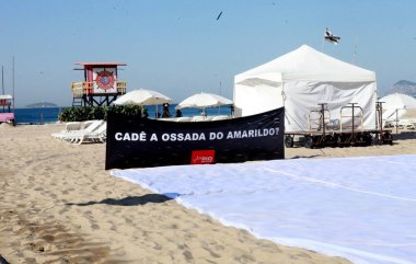 Rio de Janeiro, Brezilya - 07 / 13 / 2023 - PROTEST / Tuğlacı / AMARILDO / COPACABANA / RJ - Copacabana Plajı 'nda Tuğlacı Amarildo' nun kayboluşunun 10. yıldönümü anısına düzenlenen bir gösteri. Kocaman şeffaf bir kumaşın altında on manken.