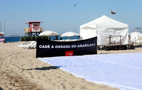 stock image Rio de Janeiro, Brazil - 07/13/2023 - PROTEST/Bricklayer/AMARILDO/COPACABANA/RJ - A demonstration at Copacabana Beach to commemorate the 10th anniversary of the disappearance of bricklayer Amarildo. Ten mannequins under a huge transparent fabric