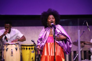 (Luciane, New York 'taki BrazilSummer' da canlı performans sergiliyor. 13 Temmuz 2023, New York, ABD: Luciane Dom, Brezilyalı şarkıcı, söz yazarı ve müzik yapımcısı, Brezilya Yazı 'nda David Rubenstein Atrium, Lincoln Center, New York' ta sahne aldı.