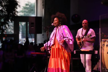 (Luciane, New York 'taki BrazilSummer' da canlı performans sergiliyor. 13 Temmuz 2023, New York, ABD: Luciane Dom, Brezilyalı şarkıcı, söz yazarı ve müzik yapımcısı, Brezilya Yazı 'nda David Rubenstein Atrium, Lincoln Center, New York' ta sahne aldı.