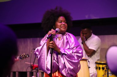 (Luciane, New York 'taki BrazilSummer' da canlı performans sergiliyor. 13 Temmuz 2023, New York, ABD: Luciane Dom, Brezilyalı şarkıcı, söz yazarı ve müzik yapımcısı, Brezilya Yazı 'nda David Rubenstein Atrium, Lincoln Center, New York' ta sahne aldı.