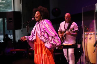 (Luciane, New York 'taki BrazilSummer' da canlı performans sergiliyor. 13 Temmuz 2023, New York, ABD: Luciane Dom, Brezilyalı şarkıcı, söz yazarı ve müzik yapımcısı, Brezilya Yazı 'nda David Rubenstein Atrium, Lincoln Center, New York' ta sahne aldı.