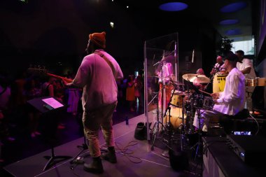 (Luciane, New York 'taki BrazilSummer' da canlı performans sergiliyor. 13 Temmuz 2023, New York, ABD: Luciane Dom, Brezilyalı şarkıcı, söz yazarı ve müzik yapımcısı, Brezilya Yazı 'nda David Rubenstein Atrium, Lincoln Center, New York' ta sahne aldı.