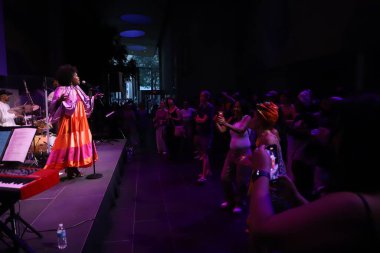 (Luciane, New York 'taki BrazilSummer' da canlı performans sergiliyor. 13 Temmuz 2023, New York, ABD: Luciane Dom, Brezilyalı şarkıcı, söz yazarı ve müzik yapımcısı, Brezilya Yazı 'nda David Rubenstein Atrium, Lincoln Center, New York' ta sahne aldı.