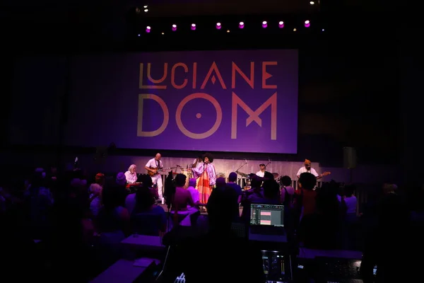 Luciane在纽约的Brazilsummer现场表演 2023年7月13日 美国纽约 巴西歌手 作曲家和音乐制作人Luciane Dom在纽约林肯中心David Rubenstein Atrium的Brazilsummer演出 — 图库照片