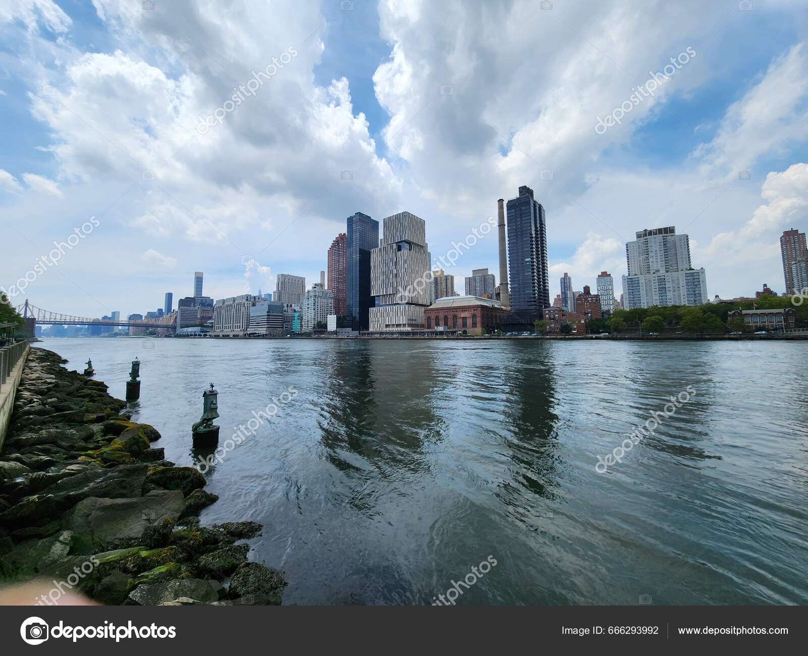 星期六夏天在纽约罗斯福岛上2023年7月15日罗斯福岛美国纽约在纽约罗斯福岛的高温和繁忙的交通中在埃斯特河两岸居民和游客——, image size:1600x1300