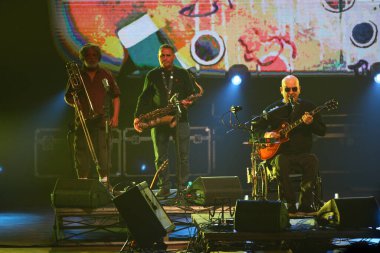 40 Yıllık Klasik Paramas Turu. 14 Temmuz 2023 'te, Curitiba, Paralama, Brezilya: Brezilyalı grup Paralamas do Sucesso, ilk albümüyle başlayan Teatro Guaira' daki 40 yıllık şarkı listesiyle Curitiba 'ya geldi.