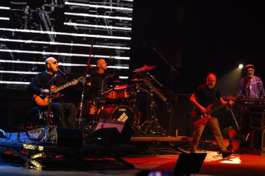 40 Yıllık Klasik Paramas Turu. 14 Temmuz 2023 'te, Curitiba, Paralama, Brezilya: Brezilyalı grup Paralamas do Sucesso, ilk albümüyle başlayan Teatro Guaira' daki 40 yıllık şarkı listesiyle Curitiba 'ya geldi.