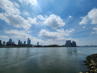 New York Roosevelt Adası 'nda yaz günü. 15 Temmuz 2023. Roosevelt Adası, New York, ABD: Roosevelt Adası, New York, New York, Est Nehri kıyısında yüksek sıcaklıklar ve yoğun trafik nedeniyle, nüfus ve turistler 