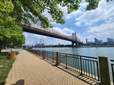 New York Roosevelt Adası 'nda yaz günü. 15 Temmuz 2023. Roosevelt Adası, New York, ABD: Roosevelt Adası, New York, New York, Est Nehri kıyısında yüksek sıcaklıklar ve yoğun trafik nedeniyle, nüfus ve turistler 