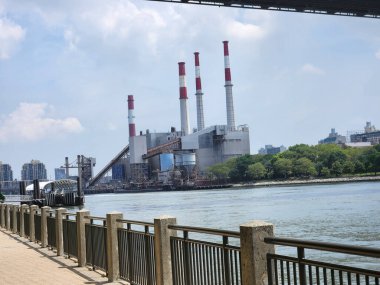 New York Roosevelt Adası 'nda yaz günü. 15 Temmuz 2023. Roosevelt Adası, New York, ABD: Roosevelt Adası, New York, New York, Est Nehri kıyısında yüksek sıcaklıklar ve yoğun trafik nedeniyle, nüfus ve turistler