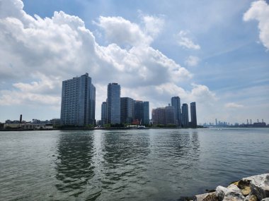 New York Roosevelt Adası 'nda yaz günü. 15 Temmuz 2023. Roosevelt Adası, New York, ABD: Roosevelt Adası, New York, New York, Est Nehri kıyısında yüksek sıcaklıklar ve yoğun trafik nedeniyle, nüfus ve turistler 