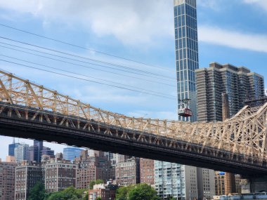 New York Roosevelt Adası 'nda yaz günü. 15 Temmuz 2023. Roosevelt Adası, New York, ABD: Roosevelt Adası, New York, New York, Est Nehri kıyısında yüksek sıcaklıklar ve yoğun trafik nedeniyle, nüfus ve turistler 