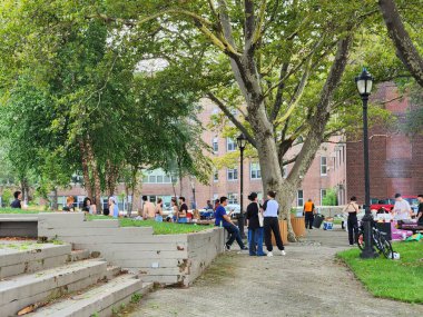 New York Roosevelt Adası 'nda yaz günü. 15 Temmuz 2023. Roosevelt Adası, New York, ABD: Roosevelt Adası, New York, New York, Est Nehri kıyısında yüksek sıcaklıklar ve yoğun trafik nedeniyle, nüfus ve turistler 