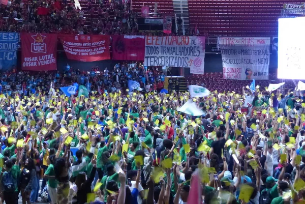 大学生はUneの方針決議に投票する 2023年7月15日ブラジル連邦管区ブラジリア全国から1万人以上の大学生が集まり 全国学生連合の政策決議に投票する — ストック写真