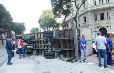 Askeri polis arabasının karıştığı bir trafik kazası. 17 Temmuz 2023. Rio de Janeir, Brezilya: Pazartesi sabahı Rio de Janeiro şehir merkezinde, Avenida Rio Branco 'da üç araca çarptıktan sonra devrilen bir kamyonla ilgili kaza