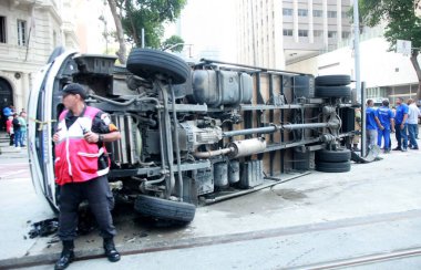 Askeri polis arabasının karıştığı bir trafik kazası. 17 Temmuz 2023. Rio de Janeir, Brezilya: Pazartesi sabahı Rio de Janeiro şehir merkezinde, Avenida Rio Branco 'da üç araca çarptıktan sonra devrilen bir kamyonla ilgili kaza