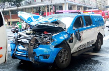 Askeri polis arabasının karıştığı bir trafik kazası. 17 Temmuz 2023. Rio de Janeir, Brezilya: Pazartesi sabahı Rio de Janeiro şehir merkezinde, Avenida Rio Branco 'da üç araca çarptıktan sonra devrilen bir kamyonla ilgili kaza