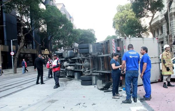 Askeri polis arabasının karıştığı bir trafik kazası. 17 Temmuz 2023. Rio de Janeir, Brezilya: Pazartesi sabahı Rio de Janeiro şehir merkezinde, Avenida Rio Branco 'da üç araca çarptıktan sonra devrilen bir kamyonla ilgili kaza