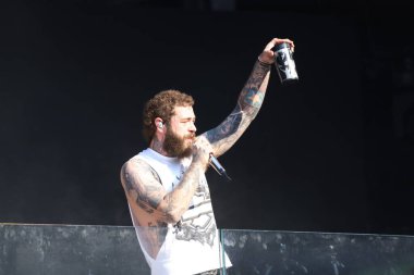 Malone Times Meydanı 'ndaki TSX Stage' de canlı performans sergiliyor. 18 Temmuz 2023, New York, ABD: Amerikalı rapçi Austin Richard Post, Post Malone olarak bilinir, Times Square 'in TSX sahnesinde canlı performans sergiliyor. 